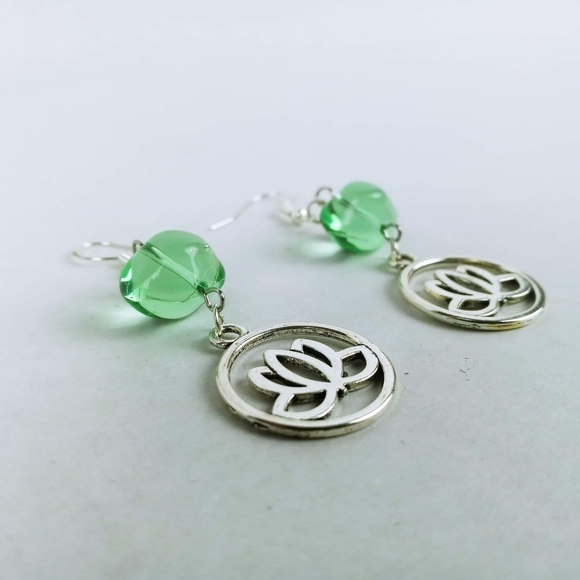Simple Lotus flower earrings green glass beads new age yoga chakras - Picture 2 of 3